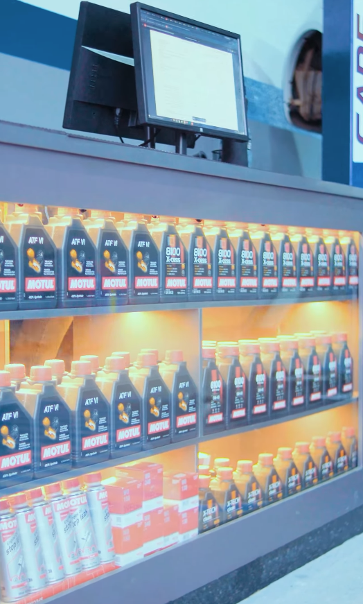 Prateleira com lubrificantes e produtos automotivos usados na oficina